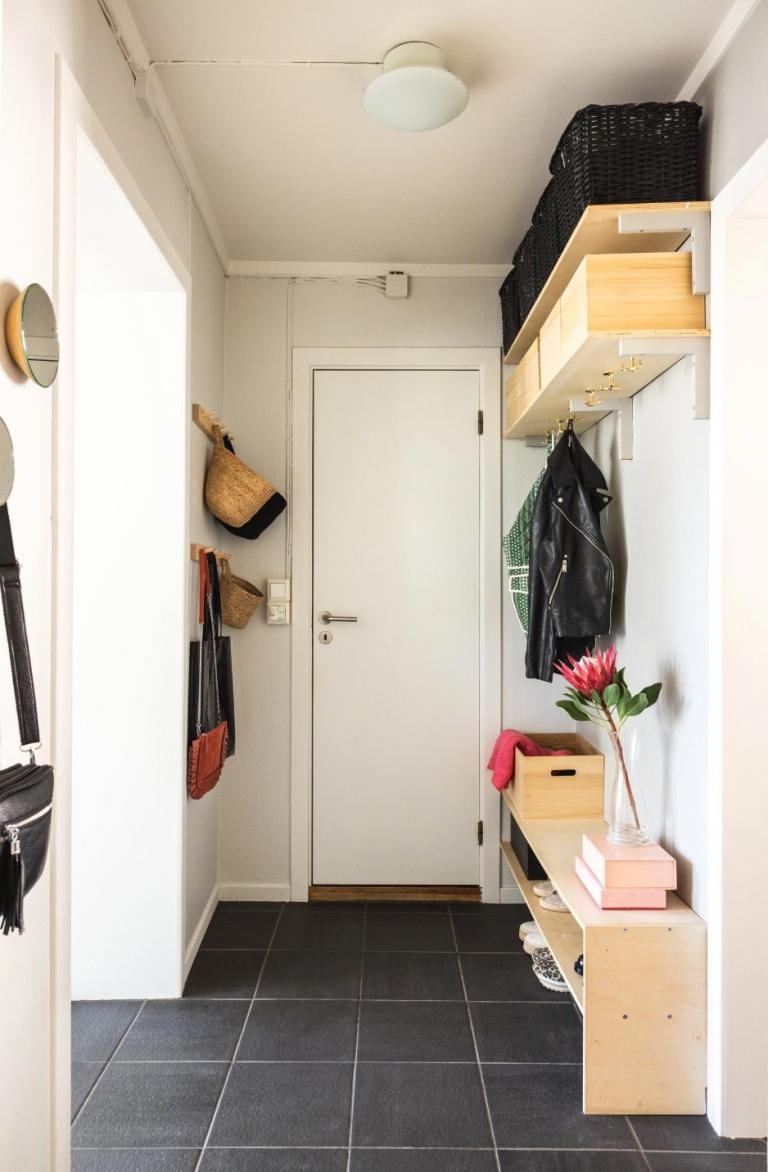 Romslig gang med god plass til oppbevaring av yttertøy. (hvit dør til bad, til høyre ligger kjøkken og soverom 1, til venstre finnes soverom 2+3 samt et lite fellesområde). Tidligere innredning.